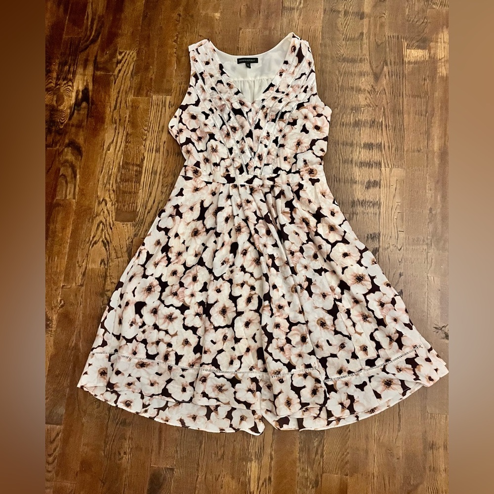 Lightweight, classy Banana Republic size 10 dress. Like new.